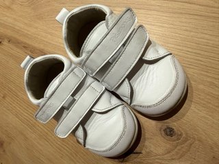 Zapatillas blancas de bebé talla 21