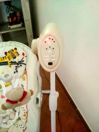 Dondolo elettrico per neonati Foppapedretti.