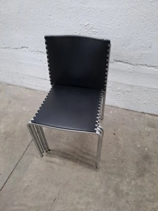 Oferta Juego de 4 sillas negras y plateadas 4€