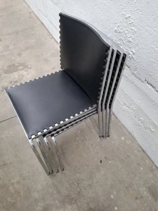 Oferta Juego de 4 sillas negras y plateadas 4€
