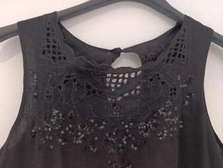 Vestido negro con lentejuelas y volantes