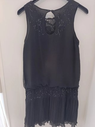 Vestido negro con lentejuelas y volantes
