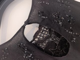 Vestido negro con lentejuelas y volantes