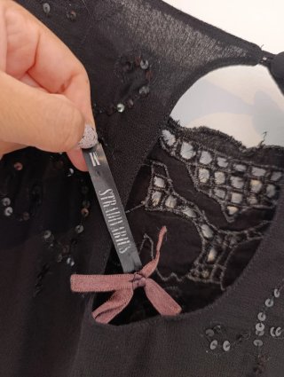 Vestido negro con lentejuelas y volantes
