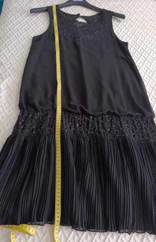 Vestido negro con lentejuelas y volantes