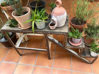 Escalera mueble industrial decorativo.