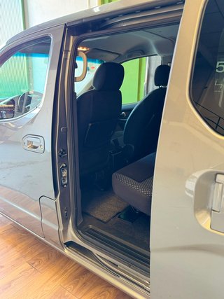 Nissan NV200 pequeña furgoneta 7 plazas