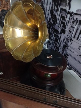 Gramófono antiguo dorado