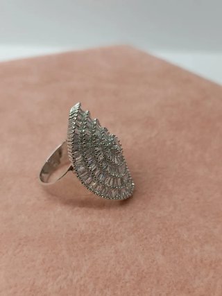 Anillo ovalado con piedras brillantes