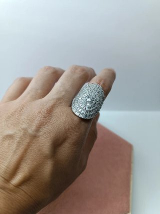 Anillo ovalado con piedras brillantes