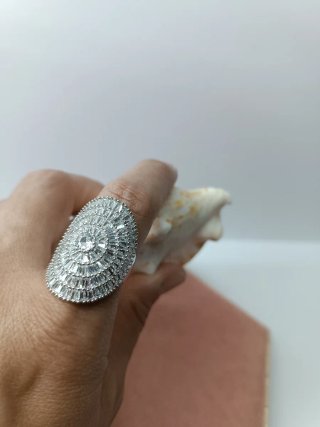 Anillo ovalado con piedras brillantes