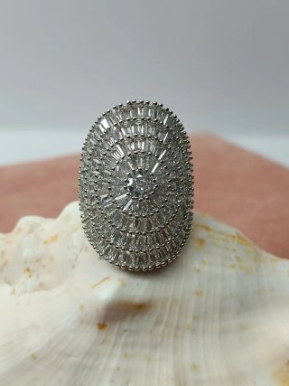 Anillo ovalado con piedras brillantes