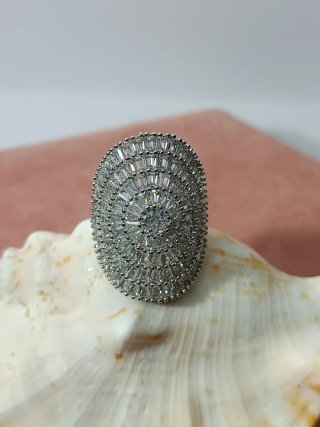 Anillo ovalado con piedras brillantes