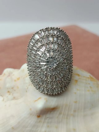 Anillo ovalado con piedras brillantes