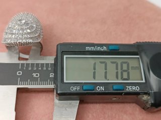 Anillo ovalado con piedras brillantes