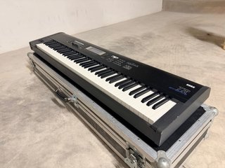 Teclado Korg TR 88 teclas + Flight Case