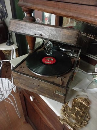 Gramola antigua de madera