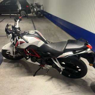 Benelli BN 251 Naked Blanca y Roja