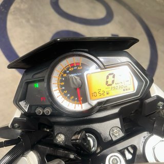 Benelli BN 251 Naked Blanca y Roja