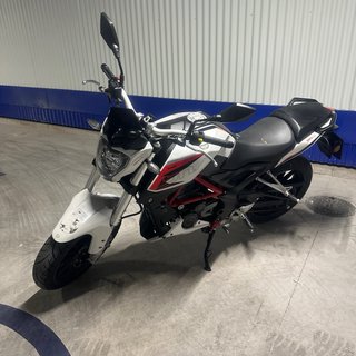 Benelli BN 251 Naked Blanca y Roja