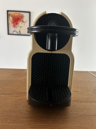 Cafetera Nespresso Beige