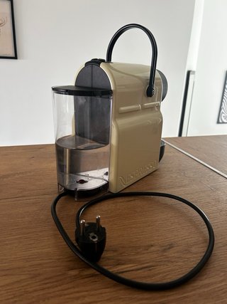 Cafetera Nespresso Beige