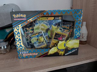 Caja Pokémon Regieleki V Colección Cenit Supremo