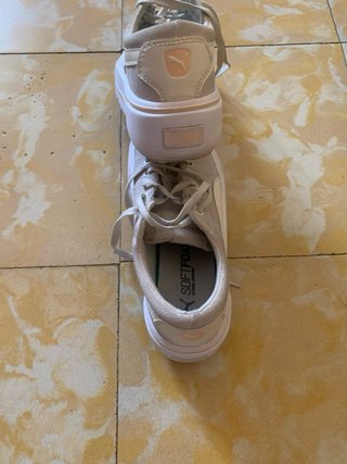 Zapatillas Puma Beige y Blancas