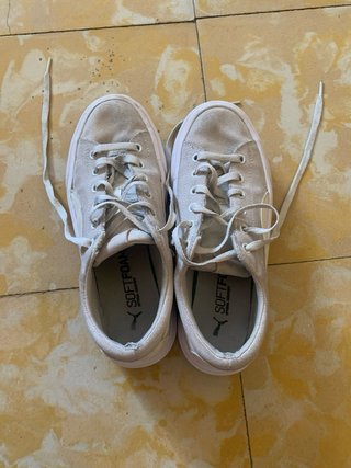 Zapatillas Puma Beige y Blancas