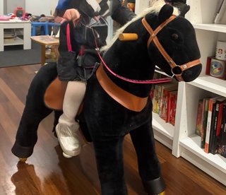 Caballo de juguete negro
