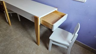 Tavolo da disegno per bambini in legno e bianco