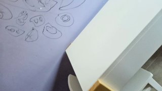 Tavolo da disegno per bambini in legno e bianco