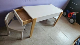 Tavolo da disegno per bambini in legno e bianco