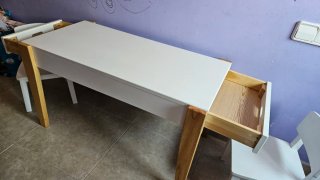 Tavolo da disegno per bambini in legno e bianco