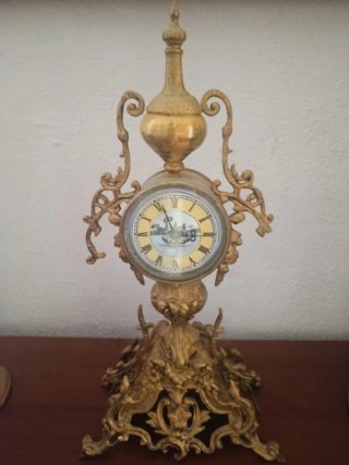 Reloj de sobremesa dorado antiguo