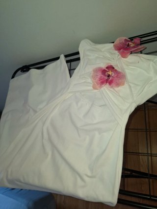 Vestido blanco con flores rosas