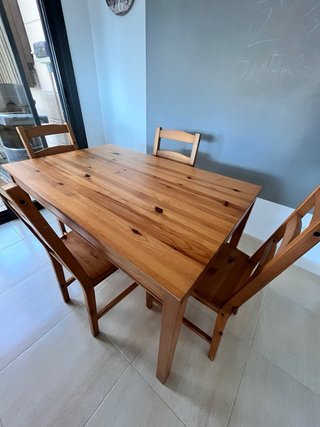 Mesa de madera con 4 sillas