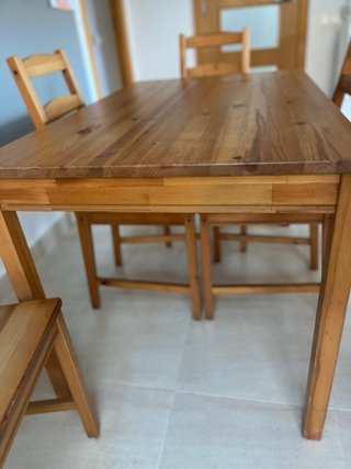 Mesa de madera con 4 sillas