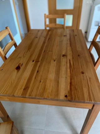 Mesa de madera con 4 sillas