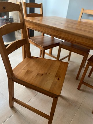 Mesa de madera con 4 sillas