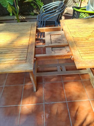 Mesa extensible de madera para exterior