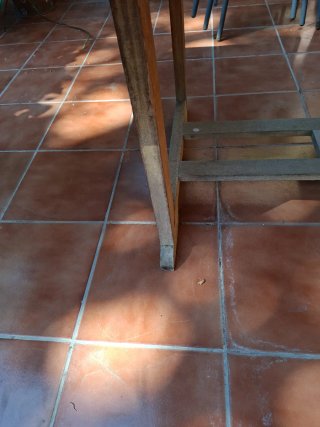Mesa extensible de madera para exterior