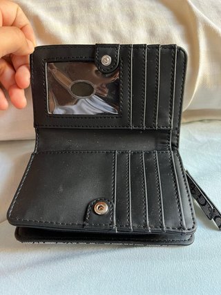 Monedero Guess gris estampado