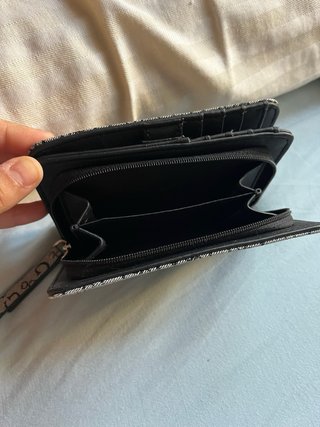 Monedero Guess gris estampado