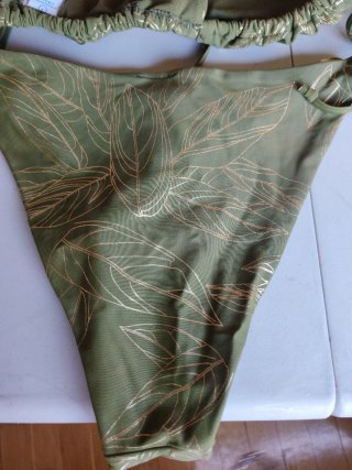 Bikini verde con estampado de hojas doradas
