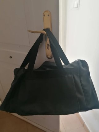 Bolsa de viaje negra con compartimentos