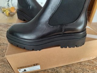 CHOLLAZO. Botines negros talla 37.