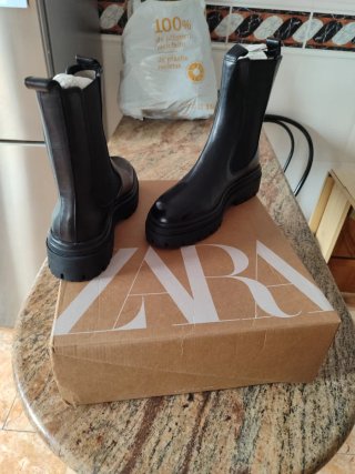 CHOLLAZO. Botines negros talla 37.