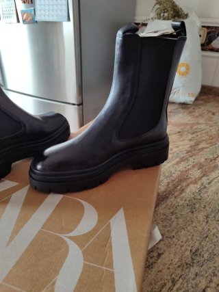 CHOLLAZO. Botines negros talla 37.