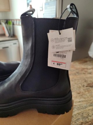 CHOLLAZO. Botines negros talla 37.
